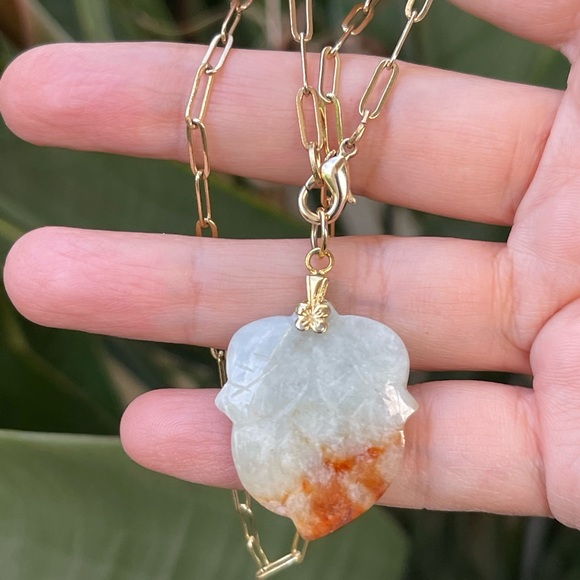 Natural untreated jadeite jade carved leaf pendant & gold tone paperclip chain - Picture 5 of 14